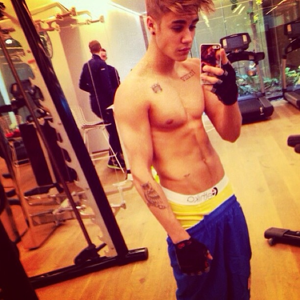 Celebrities : Justin Bieber Half Naked Again