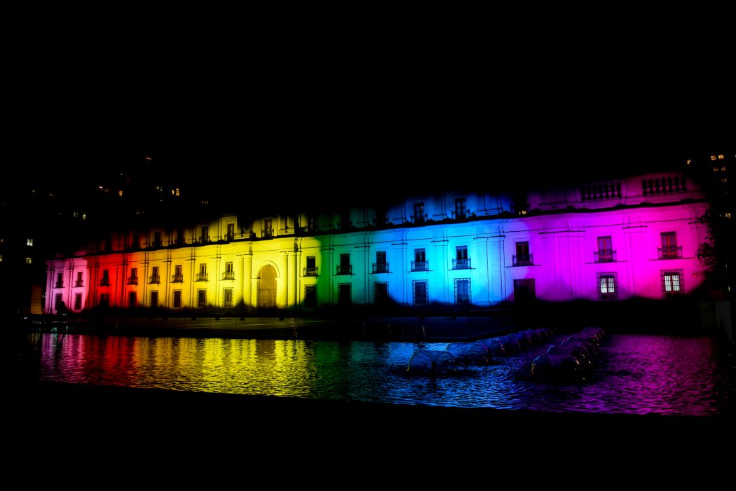 La_Moneda_se_ilumina_en_el_Du00eda_contra_la_Homo_y_Transfobia_(34577746112)