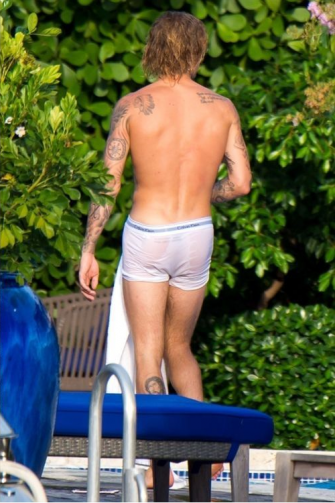 Celebrities: Justin Bieber Seen in Wet Boxer Briefs
